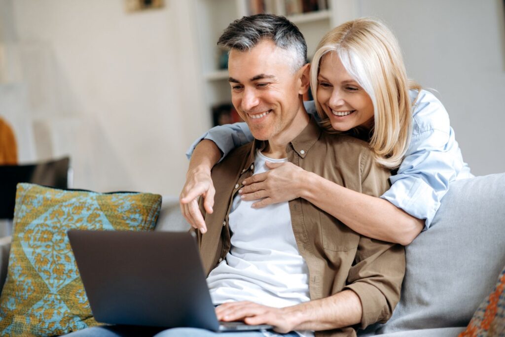 Couple learning what a structured settlement is and exploring future payment options.